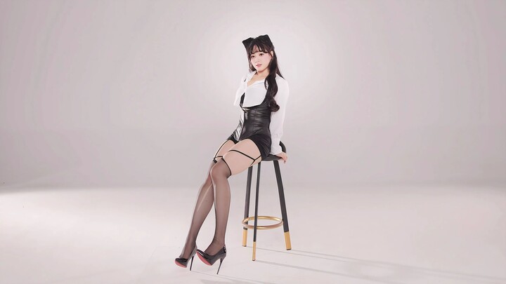 The cat walks lightly❤The black stockings and cat ears are super cute!