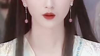 مضحكة! في ذلك الوقت، كان الجميع يتساءل عن مكانتها كأجمل فتاة في المدرسة، لكن معجبيها صعقوا بكلماتها!