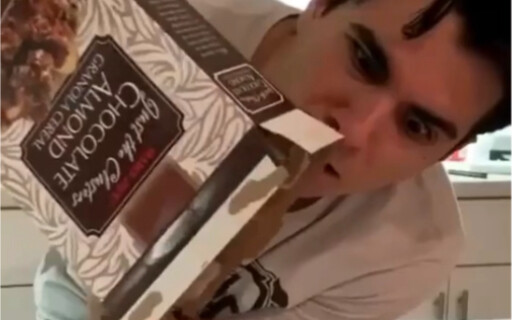 عندما تنام أمي، أصرخ بصوت عالٍ مهما فعلت.