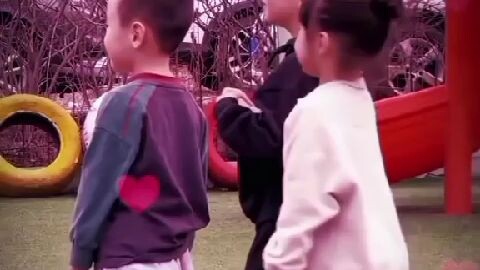 jomblo di larang senyum senyum sendiri
