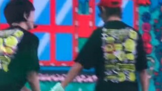 Lele Candy lupa memakai sarung tangan dan langsung melepas satu sarung tangan Renjun di tempat. Kena