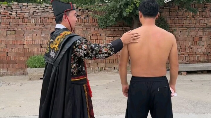 เพื่อนลองสัมผัสฝ่ามือผ้าสำลีด้วยตัวเอง