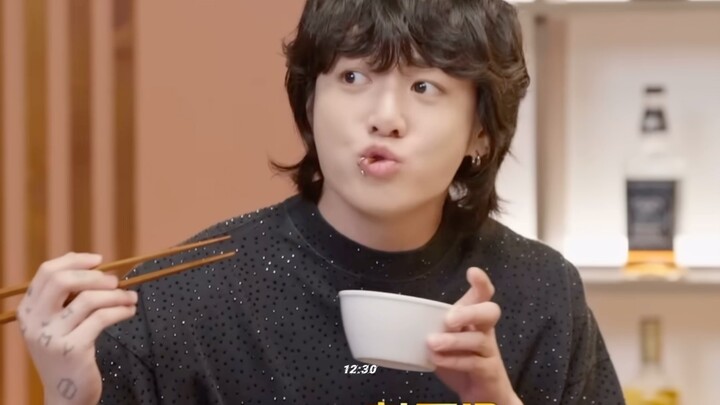 【ทิม จองกุก】พี่ว่าไงนะ? ฉันกำลังกินอยู่นี่แหละ (ÒωÓױ)