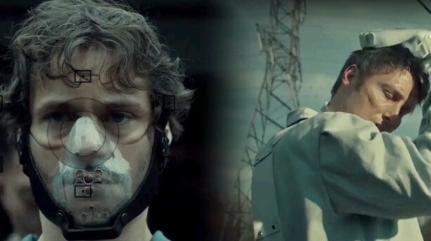 Dia melihat mata birumu yang seperti danau di dalam darah