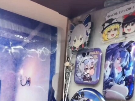 When Hanser gets scammed while collecting merchandise at a cosplay convention!?