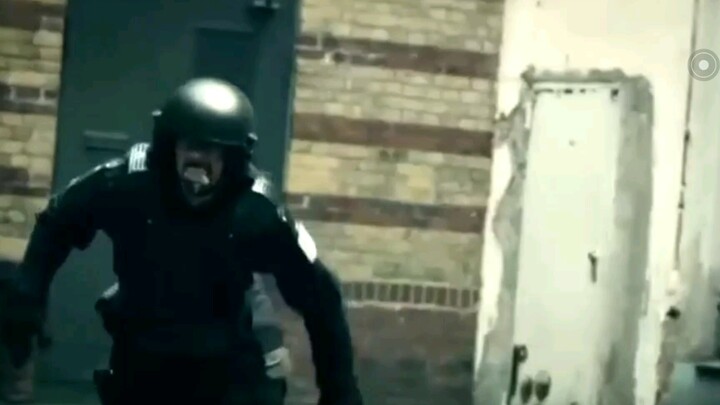 [Phim ảnh] Cảnh sát nước ngoài điều tra xác sống cắn người dân