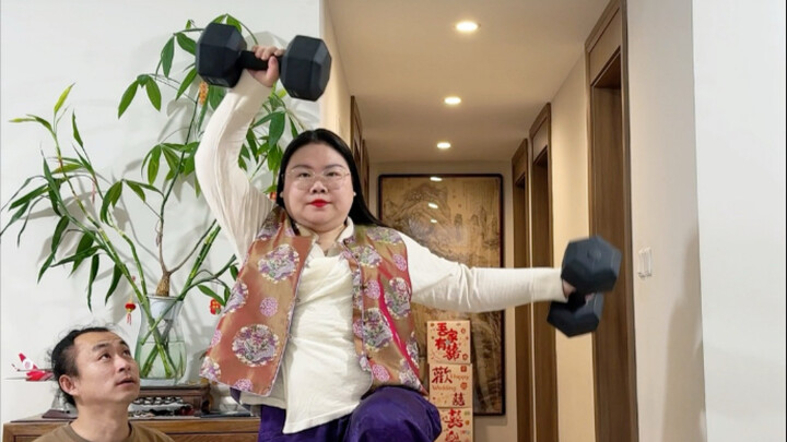 See, I told you Old Zhang’s all talk and no action! He absolutely loves my dancing! Finally came cle