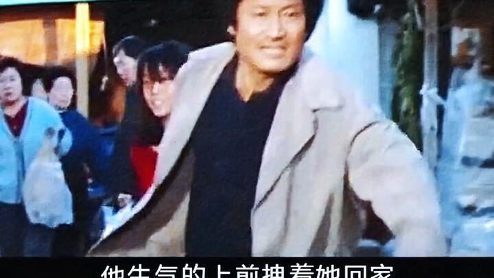 زوجة العازب العجوز التي التقطها رغم غبائها، لكنها تبدو شابة وجميلة.