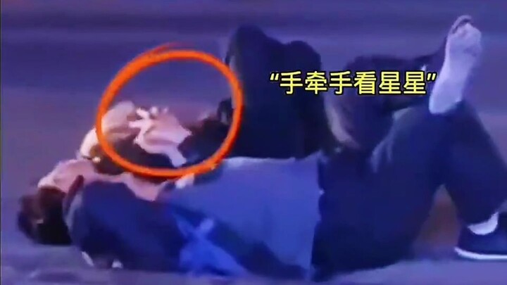 Hai người đàn ông say xỉn nắm tay nhau nằm giữa đường ngắm sao, chú cảnh sát lặng lẽ đứng bên cạnh b