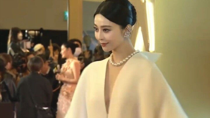 เธอมีความงามที่ทำให้ยอดขายออสซีลาเต้พุ่งกระฉูดในชั่วข้ามคืน ว่ากันว่าคนทั้งอินเทอร์เน็ตกำลังตามหาไอเ