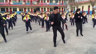 Chinese school principal teaches students shuffle dance during break