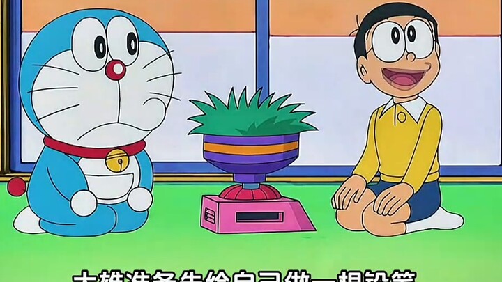 الرجل الأزرق يستخدم مكنسة كهربائية لالتقاط كوراسو ضخم