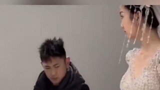 第一次看到对象穿婚纱这是啥表情？回锅煮一下吧他俩好像不太熟