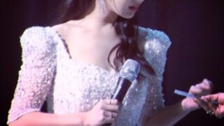 卧槽这个造型太适合她了吧，美出新高度，长卷发半永久吧