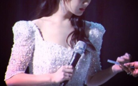 Astaga, gaya ini benar-benar cocok untuknya, kecantikannya mencapai level baru, rambut keriting panj