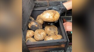 土耳其烤土豆：把刚出炉的土豆趁热和芝士搅拌混合，放上金枪鱼等食材...