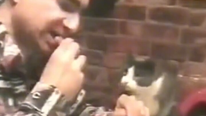 The deaf-mute and his cat who understands sign language. The clever cat raised by the deaf-mute lear