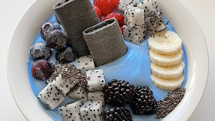 Mangkuk yogurt bernuansa biru yang menenangkan 🥣 Siapa bilang warna biru tidak menggugah selera