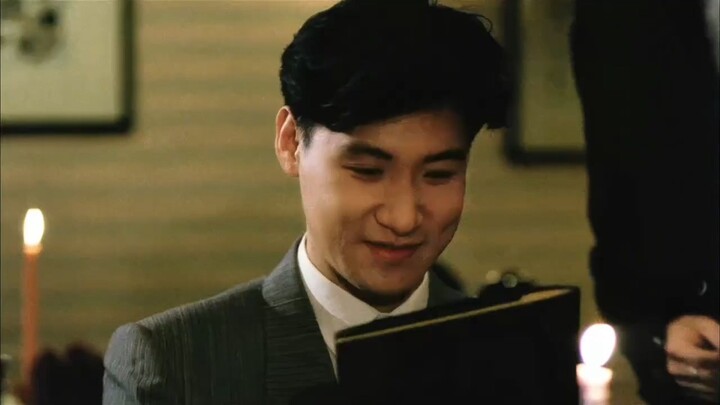 Anh ta lật menu ra, giật mình hít một hơi lạnh: Lương cả tháng của anh chỉ có 700 tệ, vậy mà bữa ăn 