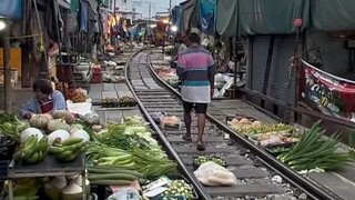 سوق مايكلونج للسكك الحديدية في تايلاند، سوق على خطوط السكك الحديدية