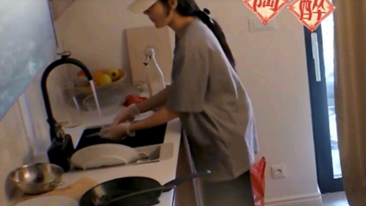 ديلي ريبا تستمع إلى "Topline" لفرقة Stray Kids، يا أصحاب العيون الصغيرة، لقد أصبحتم مشهورين حقًا!