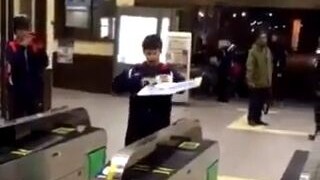 [Giật mình] Người đấu tay đôi xuất hiện trước cửa soát vé ga tàu