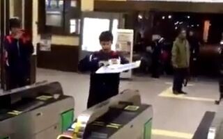 [震惊] 决斗者出现在车站检票口前