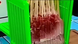 Foreign websites are hotly discussing the buyer show of China's barbecue skewer making magic tool, w