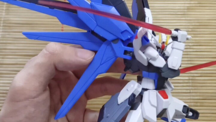 Gundam pose sharing (Gao Gao HG New Freedom, Taiban Pirate X1, Gao Gao Fallen Angel)