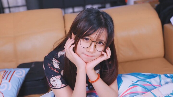 دب مثير يحرك وركيه عبر الإنترنت