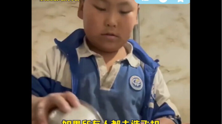 الصغير البدين تعلّم حقًا جيدًا على يد الأخت الكبرى. إذا كنت سعيدًا، فصنع خبز صغير طري ورقيق هو أمر ر