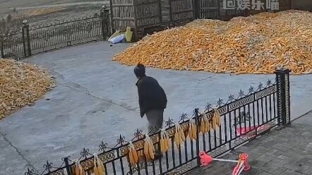 Giờ thì ông cụ đã hiểu rồi: không phải cuộc vui nào cũng nên chen vào, an toàn của bản thân phải đượ