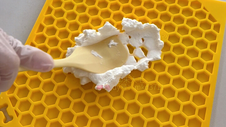 ชามโยเกิร์ตของน้องหมาสำหรับน้ำชายามบ่าย