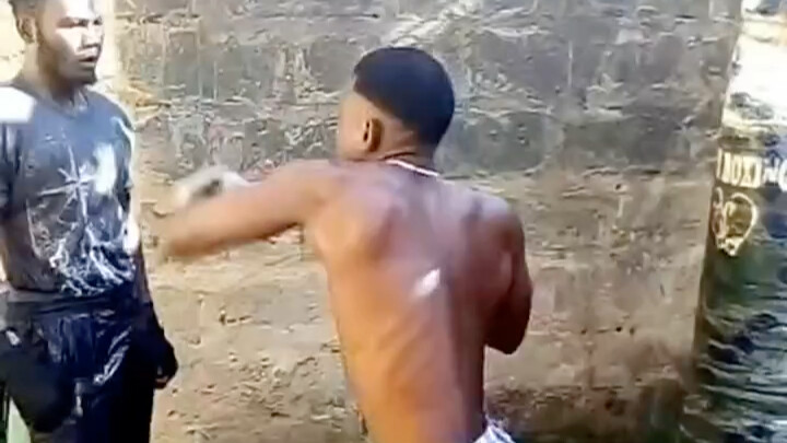 Ông già da đen này có chút bản lĩnh!