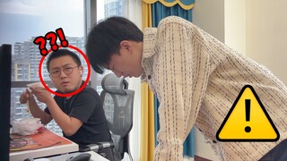 在兄弟吃饭时，故意崩他一身！兄弟的反应吓得他一整个现原形哈哈哈哈！