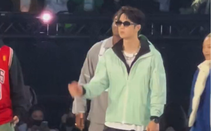 Ini adalah tarian pembuka langsung kapten Wang Yibo Street Dance 5