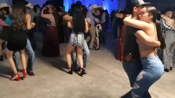 Foreign dance halls, where beautiful women gather, and people love to dance face-to-face when they a