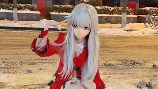美丽冻人克拉拉打雪仗
