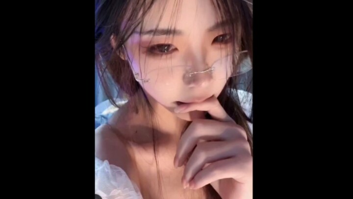 Bian Tai’s fans actually asked the anchor to wear a white shirt and glasses and cry in front of them