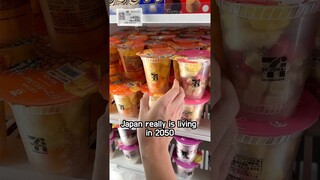 Smoothie-making robot at 7 Eleven in Japan 🥭🍍 #japan #tokyo #mukbang