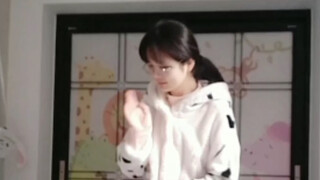 哈哈哈哈哈哈哈哈看起来不太聪明的亚子