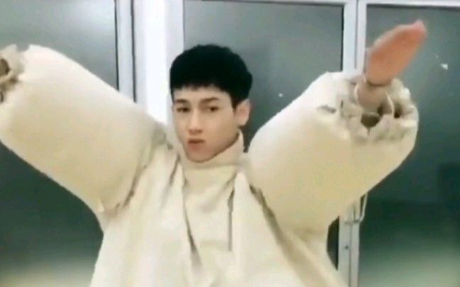 Who doesn't love seeing Qiang Ye dance!!!