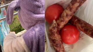 上海女子被邻居的香肠馋哭，想用西红柿换邻居的香肠  打开袋子一看太暖心