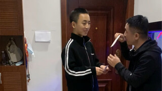 轩妈在炒菜，家里没盐了，轩爸让轩轩自己下楼去买盐