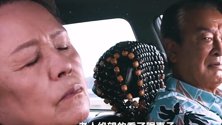 70岁的老两口在高速上解开了安全带