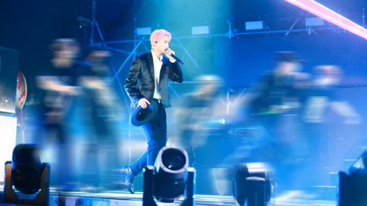 [Zhang Yixing] At his Thailand concert, the “CEO” in a suit was bustin’ a move—what immense luck I h