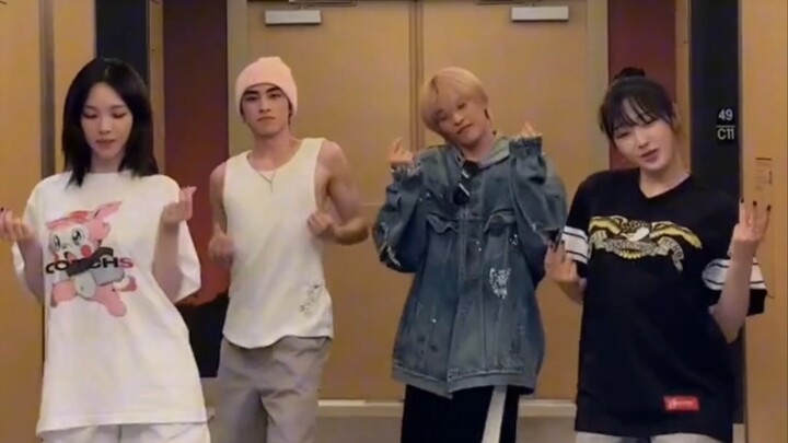 Kabar baik: Xiao Jun menari better things  Kabar buruk: topi dot T si kakek