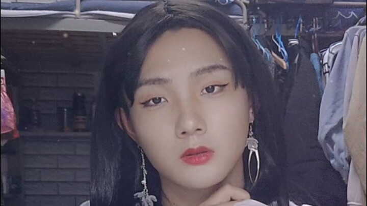 هل ظهرت إلهة في سكن الطلاب؟ شاهد تحدي طلاب الجامعة لتحويل أنفسهم إلى فتيات جميلات في ثانية واحدة!