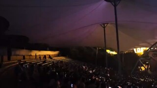 逐渐喜欢寂静的夜，它可以筛选掉无用的情绪。享受独处的慢时光，它即是本我的一种体现式。