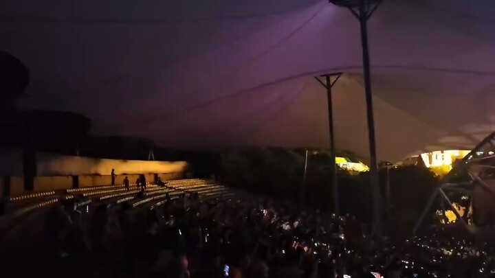 逐渐喜欢寂静的夜，它可以筛选掉无用的情绪。享受独处的慢时光，它即是本我的一种体现式。